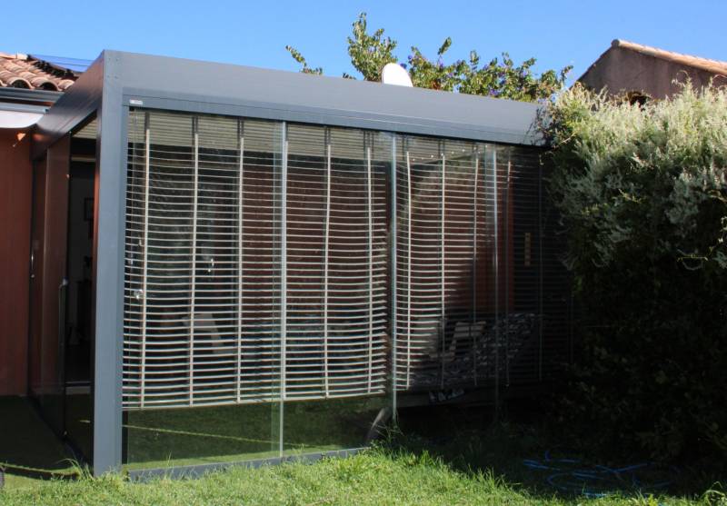 Faire poser des panneaux de verre coulissants panoramique pour fermer une pergola à Villevieille dans le 30