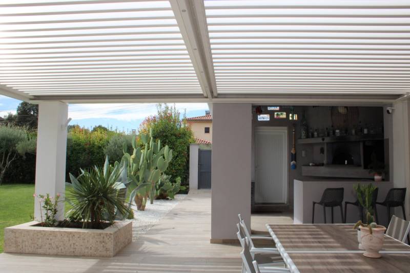 Photo d'une pergola moderne à lames orientables 7X6 conçue et fabriquée sur mesure à Alès dans le Gard