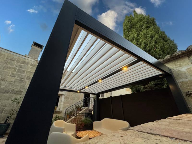 Pergola bioclimatique autoportée 4X3 fabriquée sur mesure et installée à Alès dans le Gard
