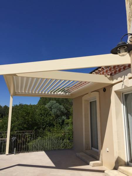Fabrication et pose d'une pergola bioclimatique sur mesure sur une terrasse en étage à Congénies dans le Gard