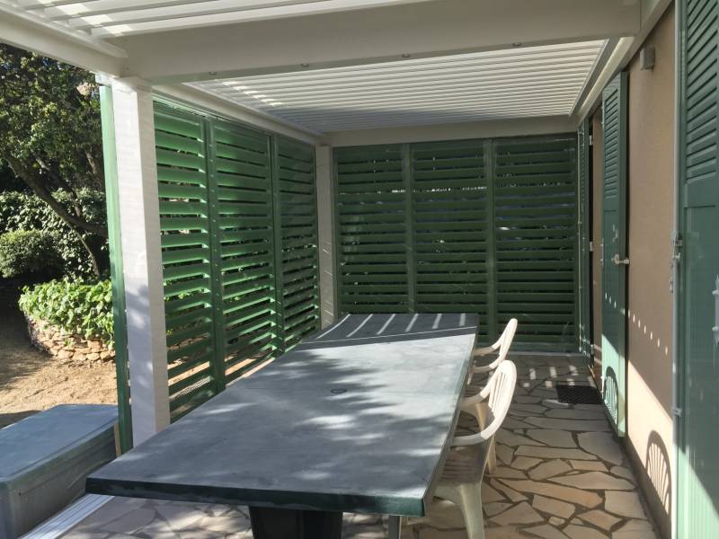 Photo d'une pergola bioclimatique sur mesure aluminium avec BSO à Nîmes dans le Gard