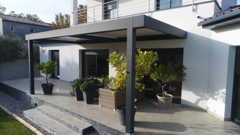 Réalisation d'une pergola bioclimatique sur mesure 7X3 gris anthracite à Nîmes dans le 30