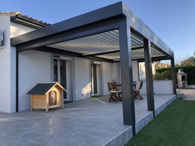 Photo d'une pergola bioclimatique sur mesure avec stores screen zip motorisés à Redessan dans le 30