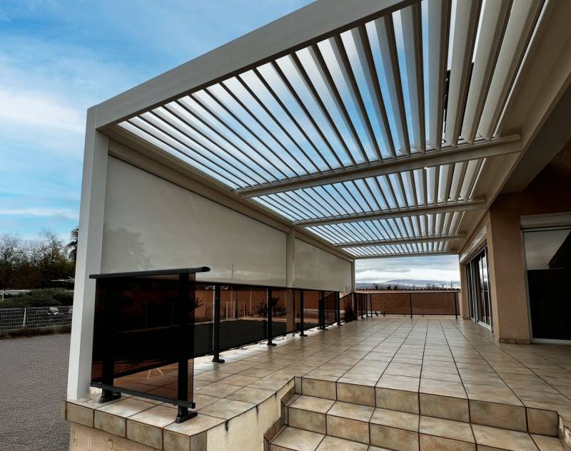 Vue intérieure d'une pergola bioclimatique aluminium 7X4 blanche sur mesure à Alès dans le Gard