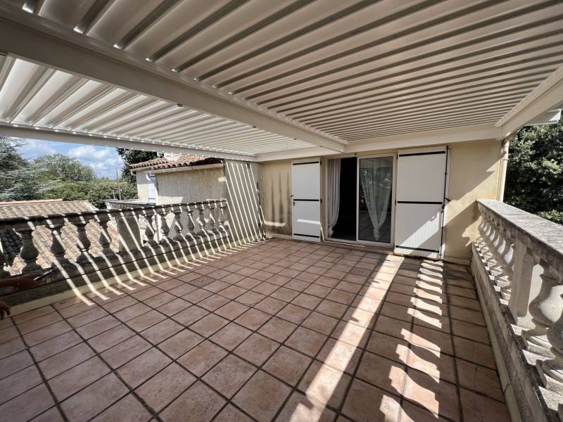 Exemple de réalisation de pergola bioclimatique aluminium sur mesure installée sur un toit terrasse à Alès dans le 30