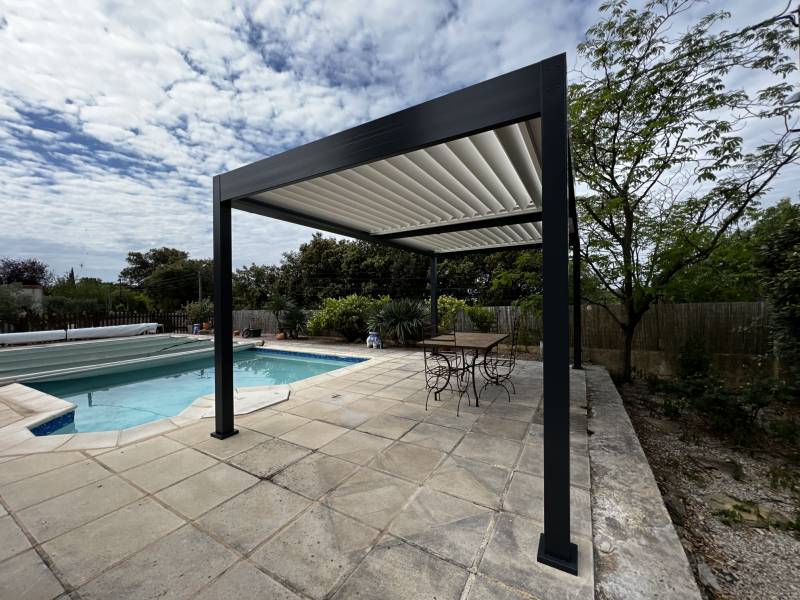 Exemple de pergola à lames orientables sur mesure autoportée 5X3 installée à Alès dans le Gard