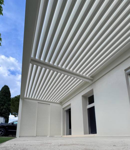 Faire installer une pergola bioclimatique 7X3 blanche à Uzès dans le 30