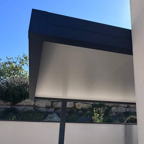 Pose adossée d'un carport une voiture fabriqué sur mesure à Uzès dans le 30
