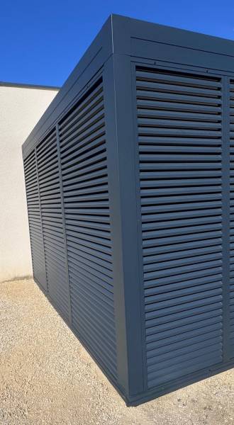 Pose de BSO fabriqués sur mesure sur un abri voiture aluminium à Uzès dans le Gard