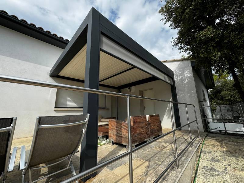 Création d'une pergola sur mesure bioclimatique aluminium à lames orientables à Montpellier dans le 34