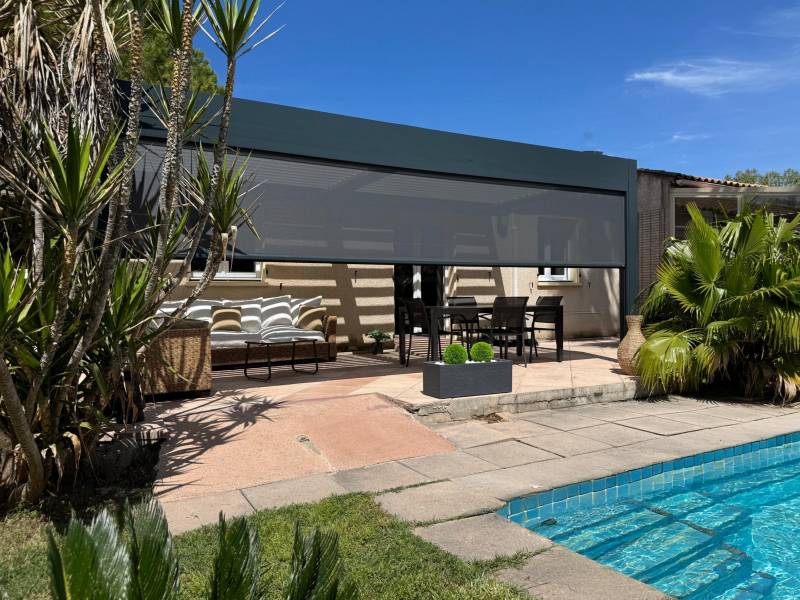 Photo d'une installation de pergola bioclimatique 3X6 adossée à Montpellier dans le 34