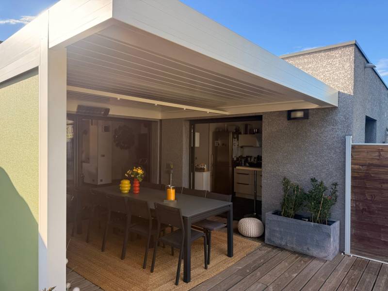 Installation sur terrasse avec pose adossée d'une pergola alu bioclimatique sur mesure à Nîmes dans le Gard par 3D EXTERIEUR