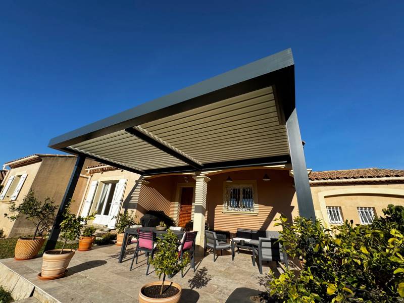 Fabrication sur mesure et installation adossée d'une pergola bioclimatique à Nîmes par 3D EXTERIEUR dans le Gard