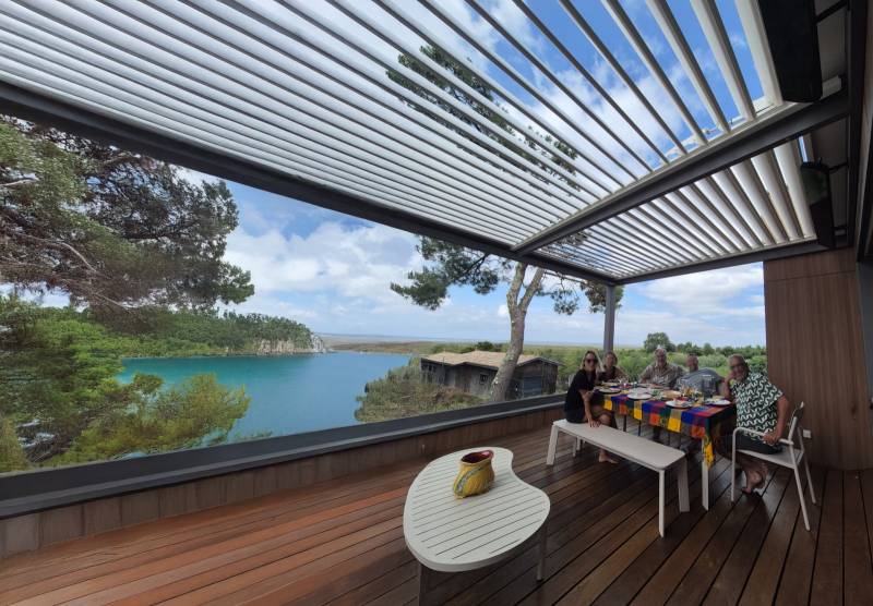 Installation d'une pergola bioclimatique 6X4 avec lames orientables motorisées à Montpellier dans le 34 par 3D EXTERIEUR