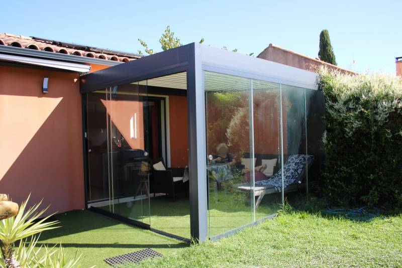 Photo de la fermeture d'une pergola par panneaux vitrées coulissants sur mesure à Villevieille dans le 30