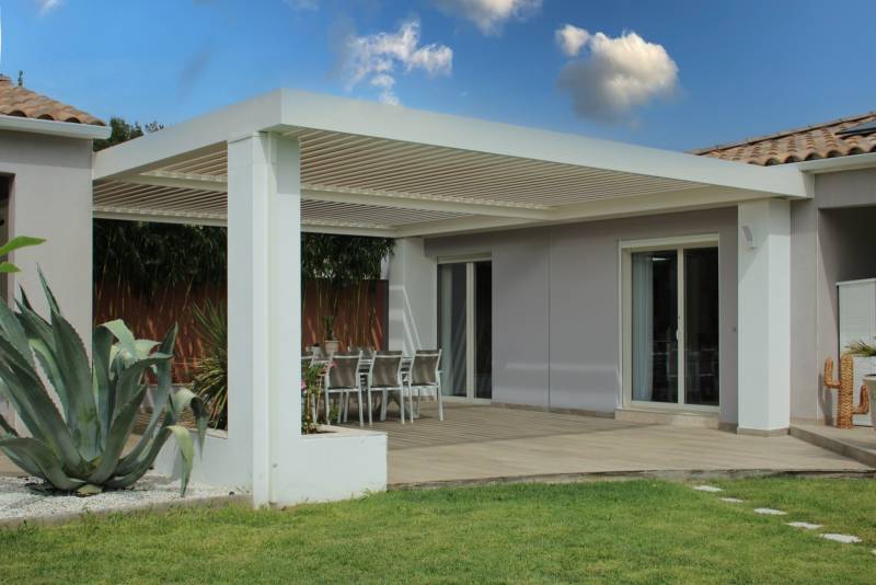 Pergola bioclimatique aluminium sur mesure installation adossée à Alès dans le 30