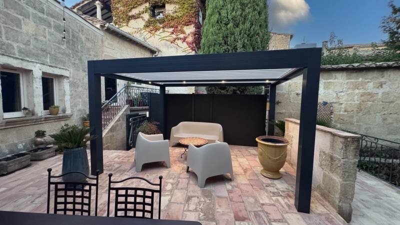 Réalisation d'une pergola bioclimatique aluminium sur mesure 4X3 à Alès dans le 30