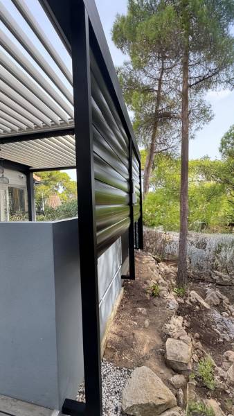 BSO à lames orientables extérieur intégré à une pergola bioclimatique à Nîmes dans le Gard