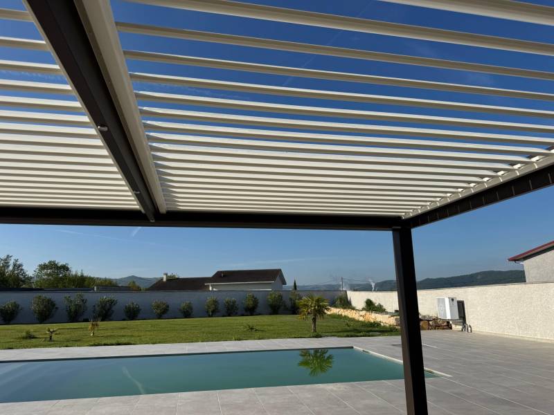 Installation d'une pergola bioclimatique adossée fabriquée sur mesure à Nîmes dans le 30