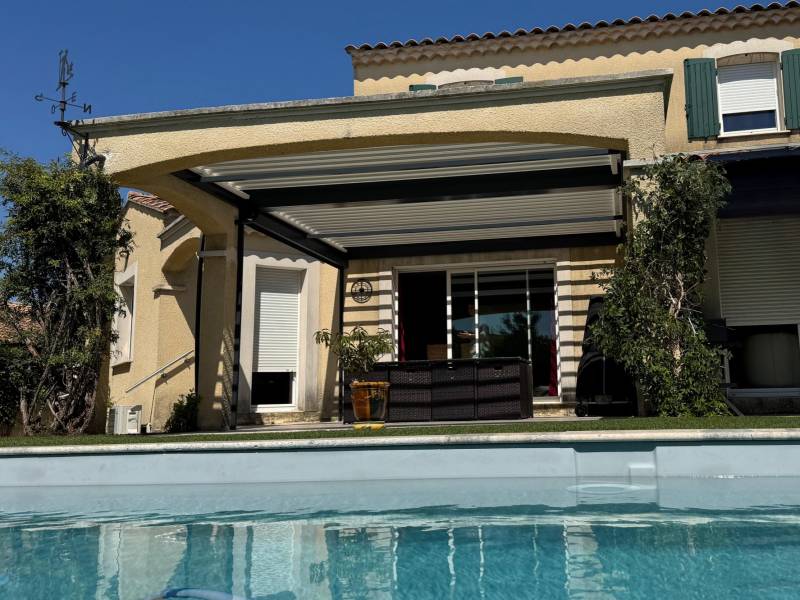 Réalisation d'une pergola à lames orientables blanc et structure gris anthracite sans poteau à Nîmes dans le 30