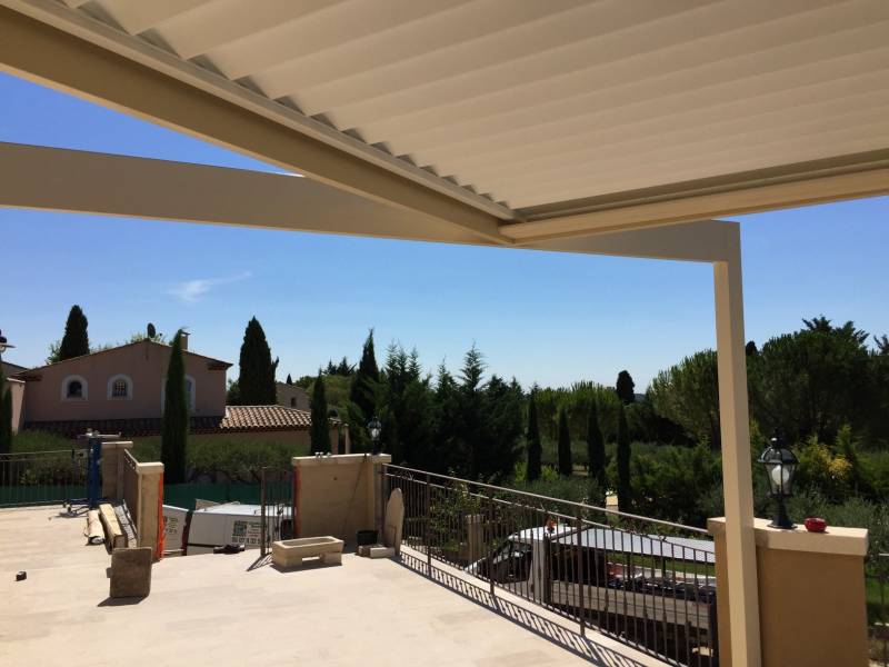 Photo d'une pergola bioclimatique aluminium sur mesure 6X5 avec éclairage et store zip à Congénies dans le 30