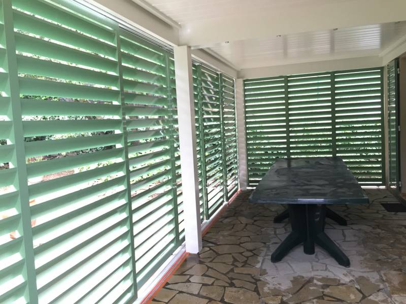 Installation sur terrasse d'une pergola à lames orientables aluminium sur mesure 4X3 avec BSO à Nîmes dans le 30