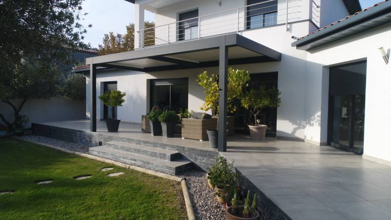 Conception d'une pergola à lames orientables sur mesure gris anthracite moderne à Nîmes dans le Gard