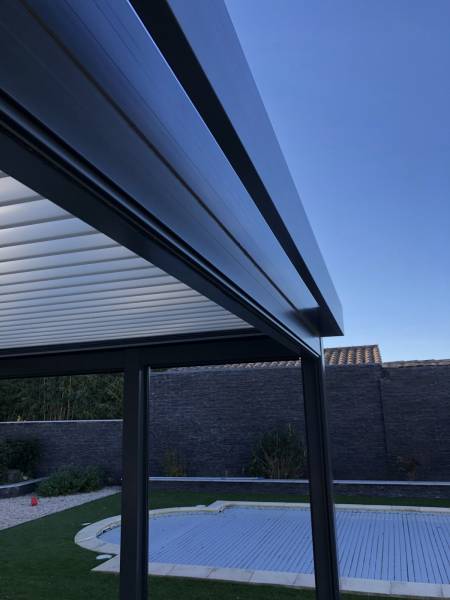 Conception d'une pergola à lames orientables gris anthracite sur mesure à Redessan dans le Gard