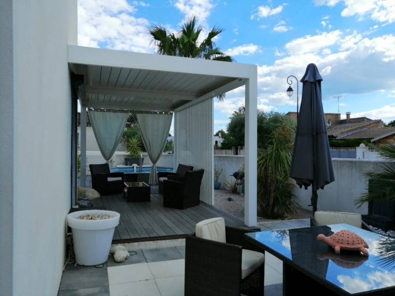 Conception et fabrication d'une pergola à lames orientables sur mesure aluminium à Aigues-Mortes dans le 30