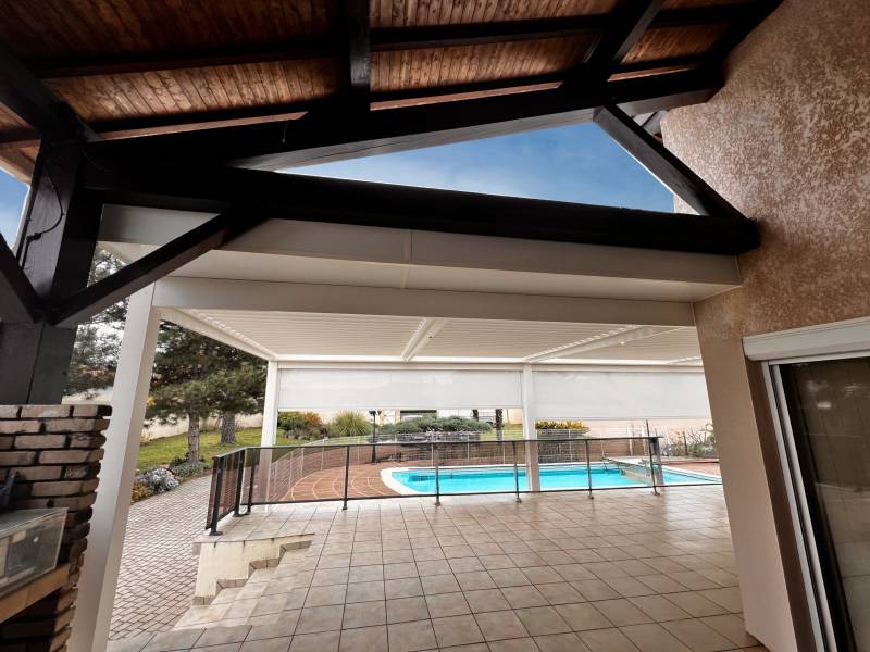 Conception sur mesure d'une pergola bioclimatique grandes dimensions installée à Alès dans le Gard
