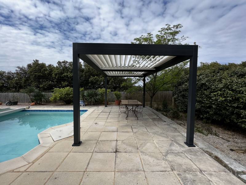 Aménagement d'un espace piscine avec l'installation d'une pergola bioclimatiques sur mesure à Alès dans le 30