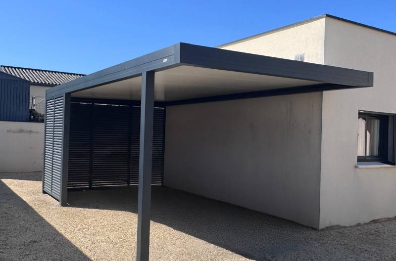 Installer des BSO sur mesure sur un abri voiture adossé en aluminium à Uzès dans le Gard