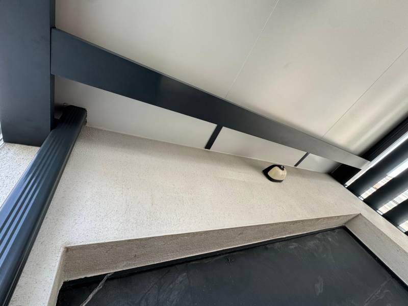 Carport aluminium sur mesure une voiture avec brise-soleil orientable à Uzès dans le Gard