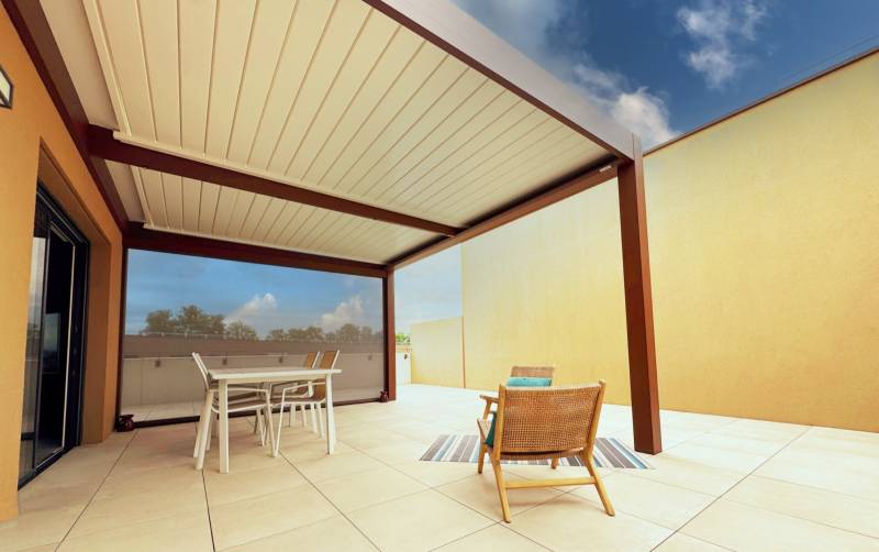 Photo d'une pergola sur mesure adossée à lames orientables installée sur un toit terrasse à Montpellier dans l'Hérault