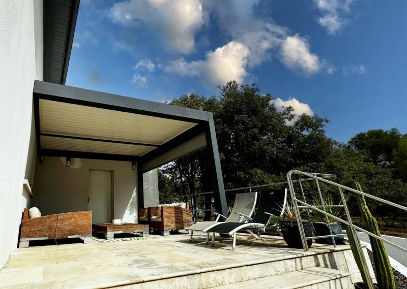 Photo d'une réalisation sur mesure de pergola bioclimatique 3X4 à lames orientables à Montpellier dans l'Hérault