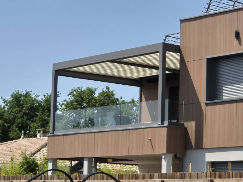 Photo d'une pergola alu à lames orientables motorisées sur mesure avec pose adossée à Montpellier dans le 30 par 3D EXTERIEUR