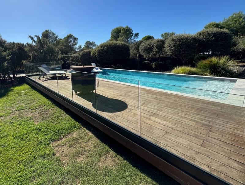 Vente et installation d'un garde-corps sur mesure autour d'un espace piscine surélevé à Villevieille dans le 30