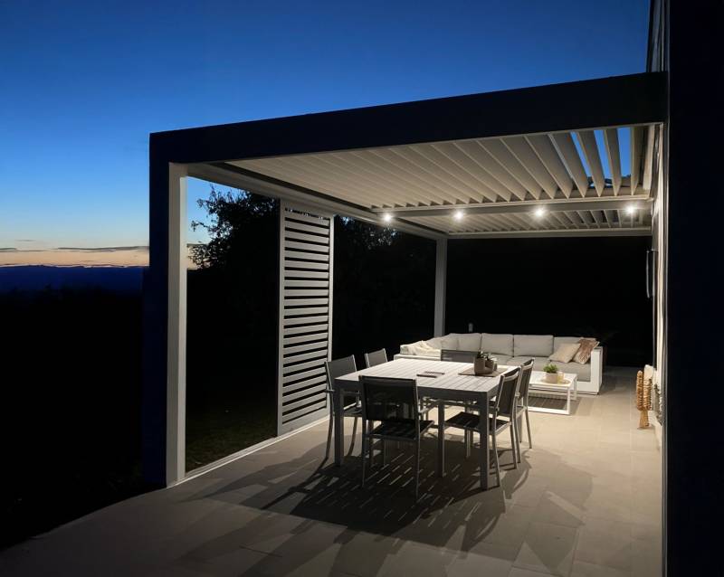 Réalisation d'une pergola à lames orientables sur mesure moderne installée à Montpellier dans le 34
