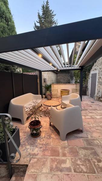 Conception sur mesure d'une pergola gris anthracite aluminium à lames orientables installée à Alès dans le 30