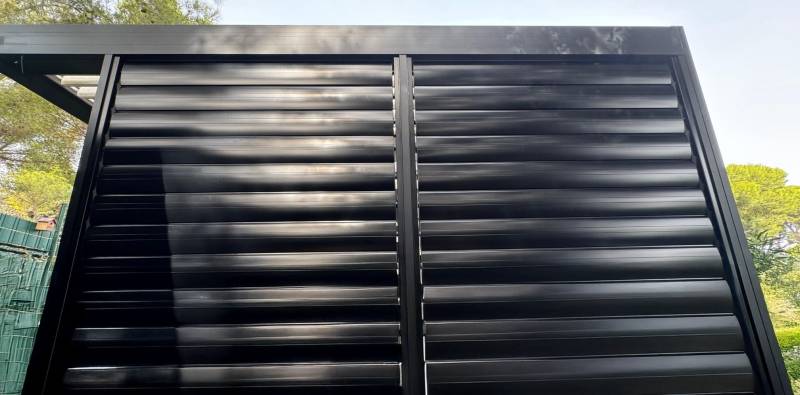 Fabrication sur mesure d'un BSO adapté à une pergola bioclimatique à Nîmes dans le Gard