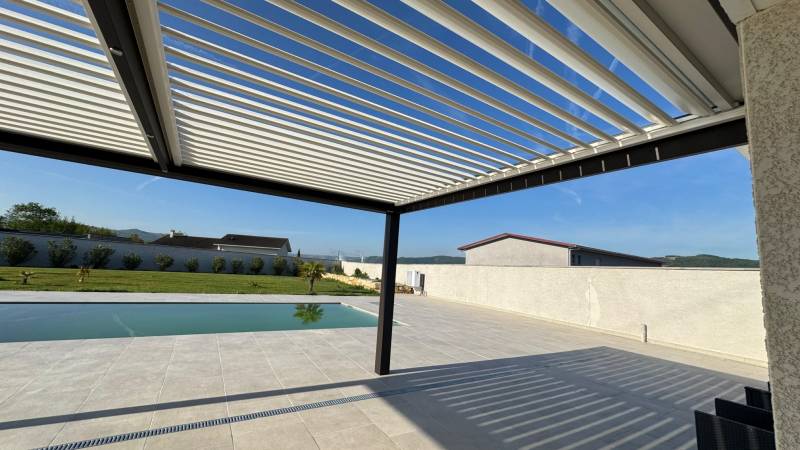 Fabrication d'une pergola aluminium à lames orientables sur mesure avec installation adossée à Nîmes dans le 30