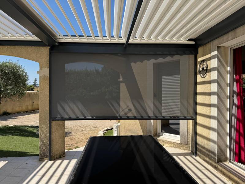 Fabrication sur mesure d'une pergola bioclimatique avec store zip screen motorisé à Nîmes dans le 30