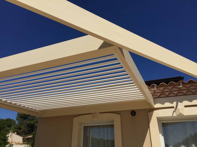 Installation sur une terrasse en hauteur d'une pergola bioclimatique sur mesure 6X5 à Congénies dans le Gard