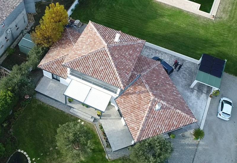Implantation d'une pergola à lames orientables aluminium design fabriquée sur mesure à Nîmes dans le 30