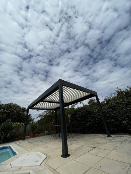Réalisation d'une pergola à lames orientables 5X3 autoportée à Alès dans le Gard 