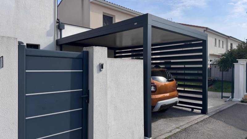 Conception sur mesure et installation d'un carport aluminium une voiture avec BSO à Uzès dans le 30
