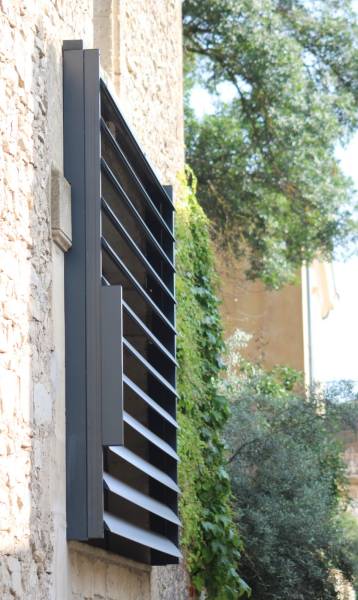 Installation en façade d'un BSO motorisé à Montpellier dans l'Hérault