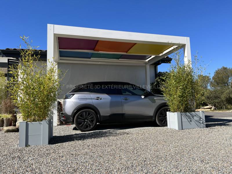 Pergola Arlequin avec panneaux aluminium en couleur pour une protection solaire sur Villevieille dans le Gard