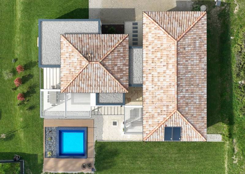 Intégration harmonieuse de plusieurs pergolas et bouclier pour terrasse en L proche d'Albon (26)