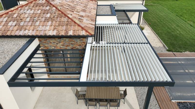 Ensemble de pergolas épousant la façade sud d'une maison située à Saint Vallier (26)